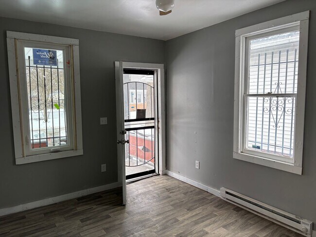 Building Photo - 2 Bedroom House