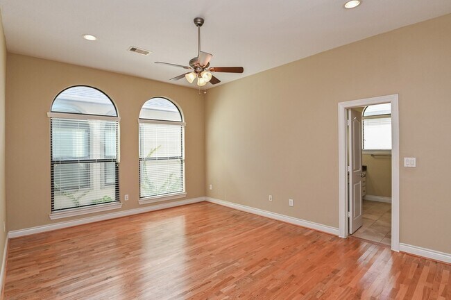 Building Photo - 2905 Leeland St
