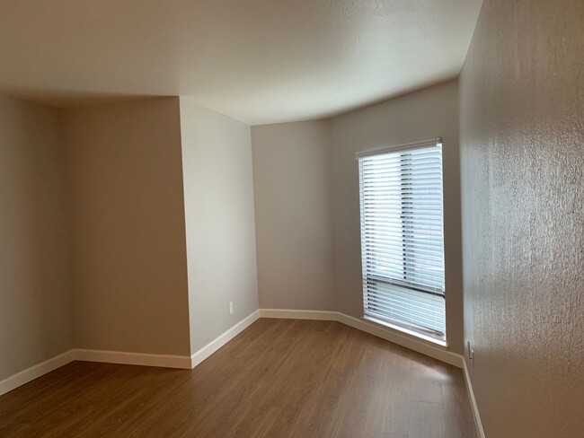 Building Photo - UPSCALE 2 BEDROOM CONDO WITH FIREPLACE, PO...