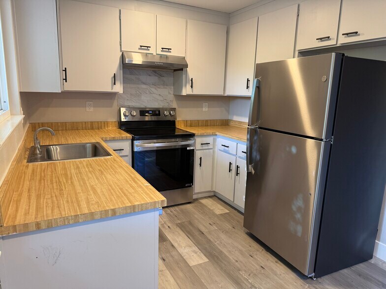 Kitchen: Stainless Steel appliances - 5181 Oxbow Ct