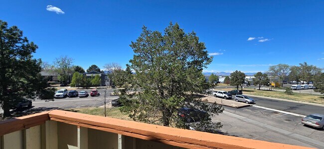 Building Photo - Top-floor 2-bedroom, 1-bath condo in Thornton with lots of natural light.