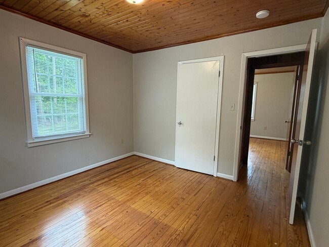 Building Photo - 646 Mill Creek Rd