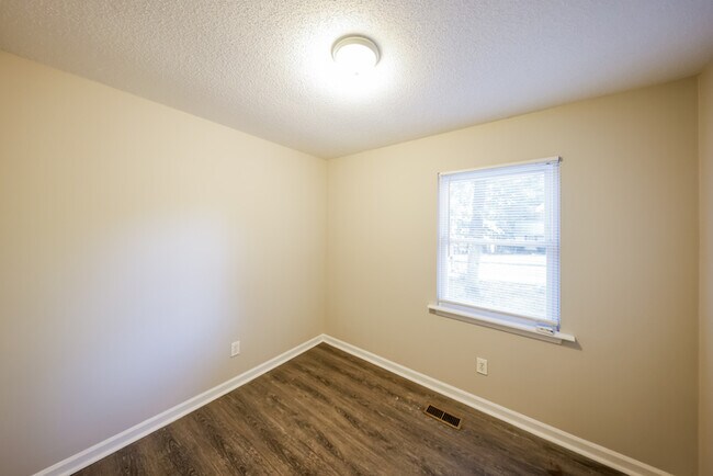 Building Photo - 912 Burnt Pine Dr