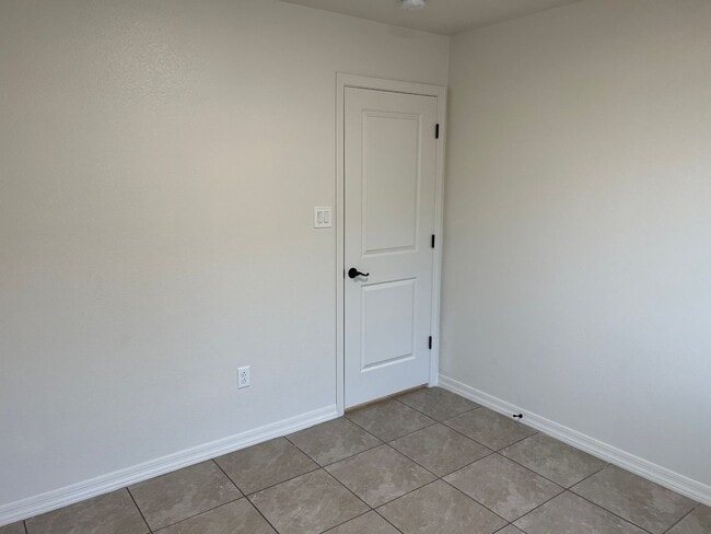 Building Photo - Newer - 3 Bedroom - 2 Car Garage Home with Fenced Back Yard and Gates