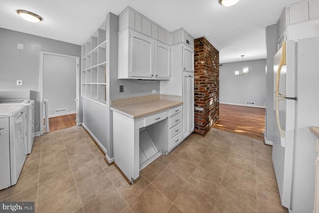 Building Photo - 6020 Cheshire Dr