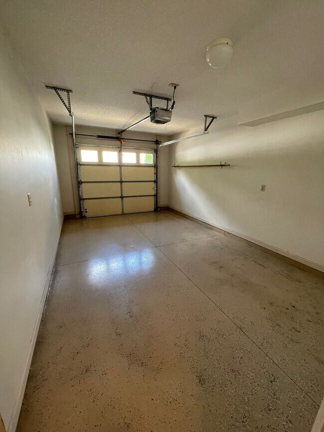 Building Photo - Great Location!  Townhouse with a Garage