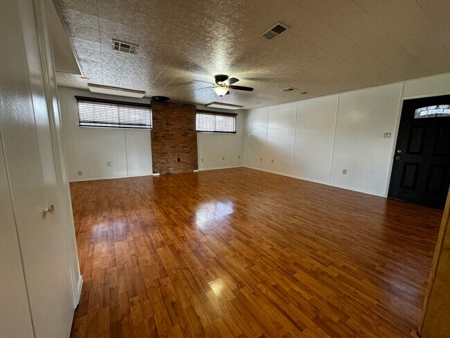 Building Photo - 908 Faye Pl NE