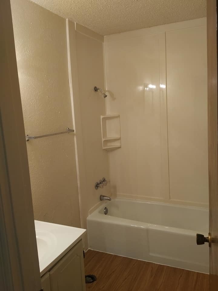bath - 1502 E Beverly Dr