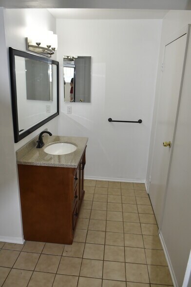 Building Photo - 806 Bloomfield Village Blvd