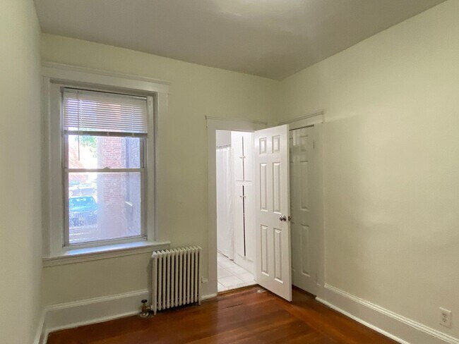 Building Photo - Nice, large 1 bed in a prime location in Allston.