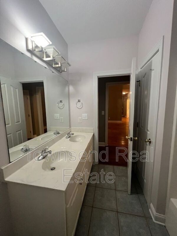 Building Photo - 305 W Summerchase Dr