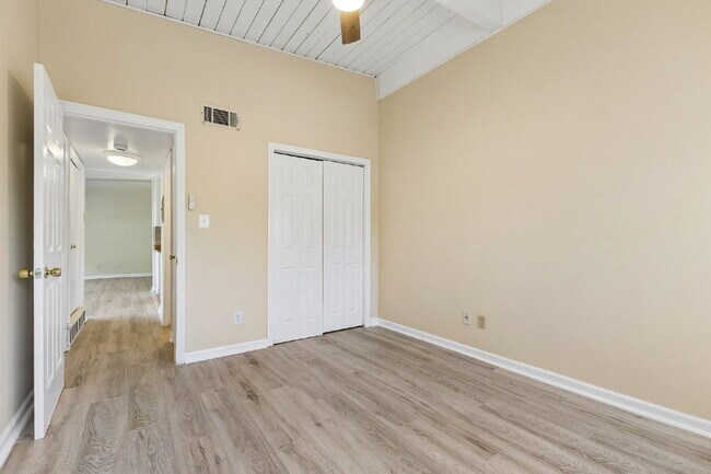 Building Photo - Location, Location, Location! Move-in ready, Offers 2 beds and 1 bed