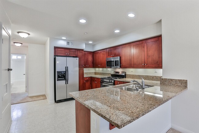 Building Photo - 3542 Shoreline Bluff Ln