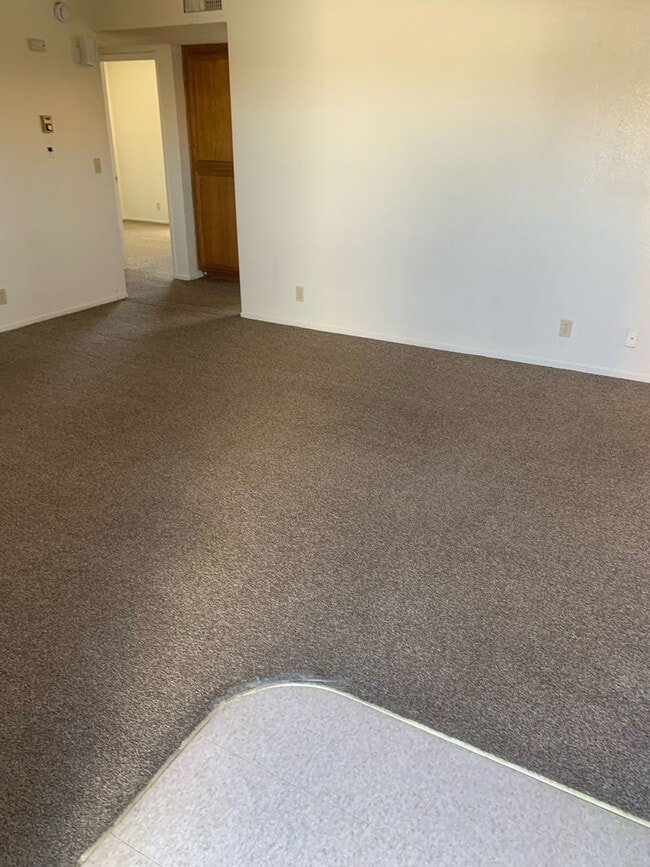 Building Photo - 2 BEDROOM 1 BATH UNIT