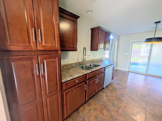 Building Photo - 2601 Quartz Ln