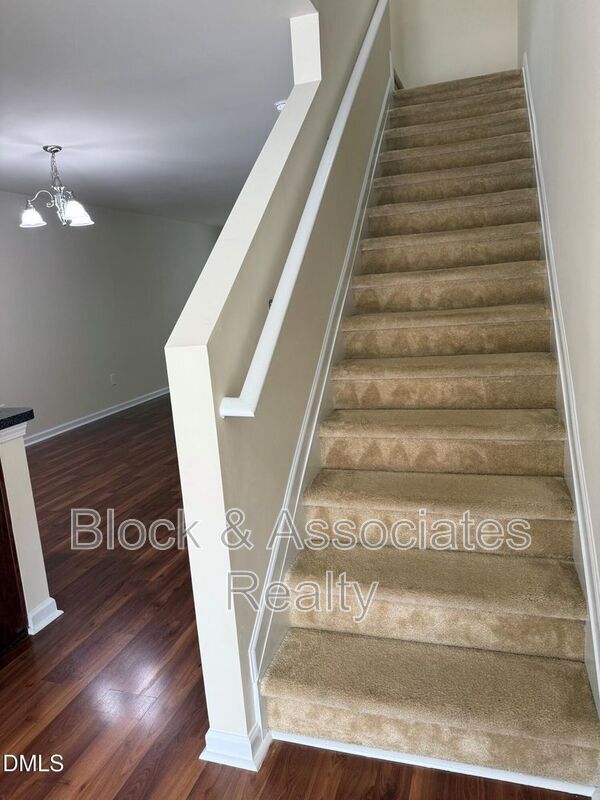 Building Photo - 8527 Quarton Dr