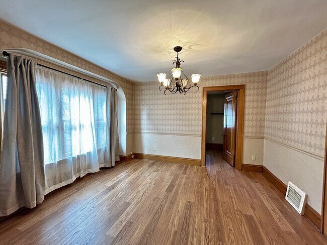 Building Photo - 1023 Sackett Ave