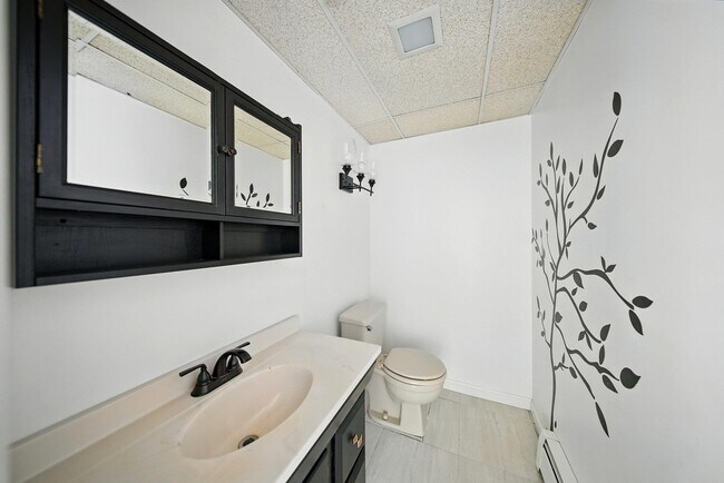 Building Photo - 501 Burlingham Rd