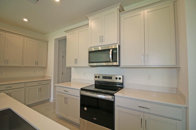 Building Photo - 14050 SW Thorens Dr