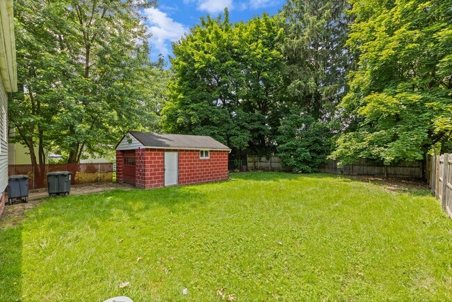 Building Photo - 3-Bedroom Cape Near Summit Lake ~ Oversize...