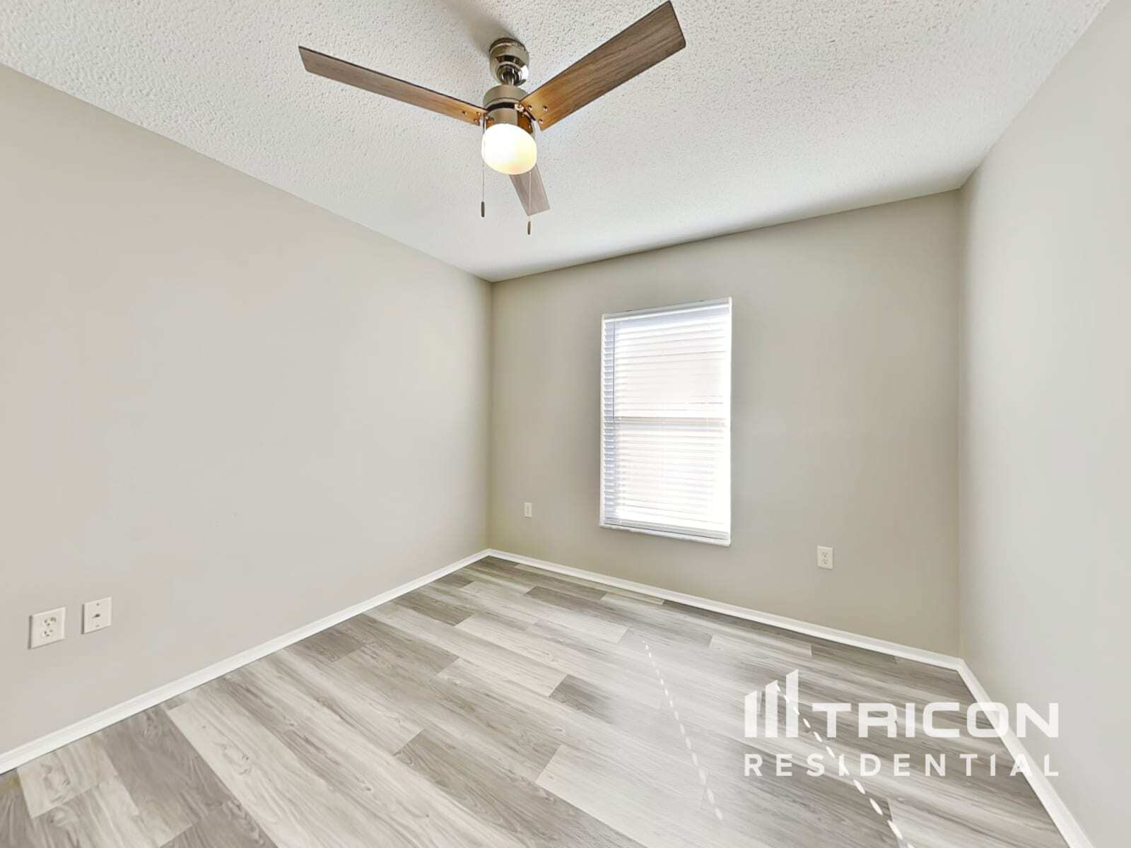 Building Photo - 2118 Deerfield Dr