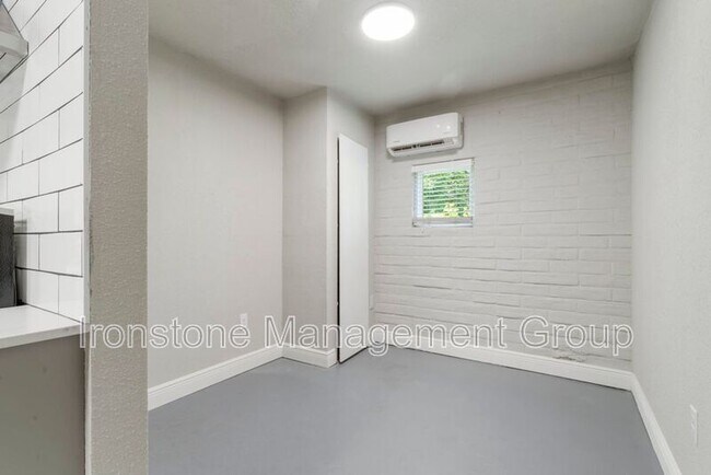 Building Photo - 2618 E 8th St