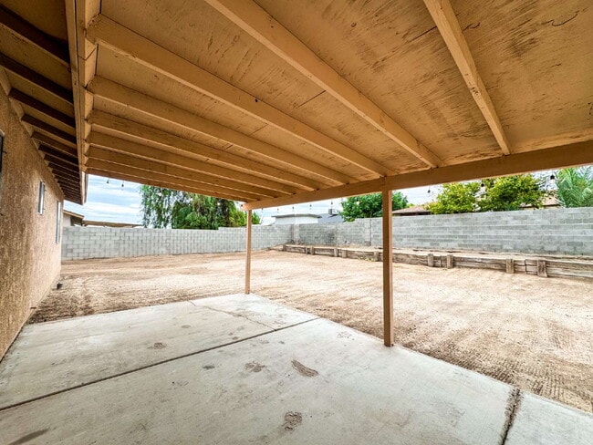 Building Photo - "Centrally located 3 bedroom, 2 bathroom H...
