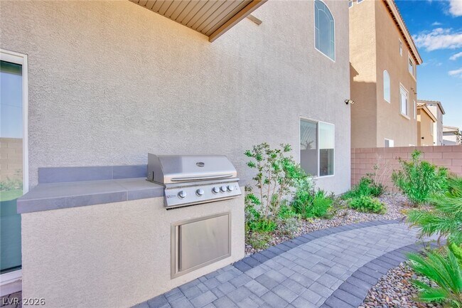 Building Photo - 9770 Hawk Crest St