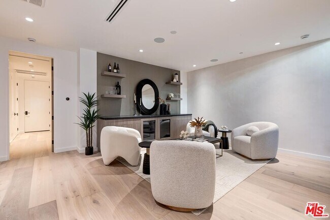 Building Photo - 16879 Mooncrest Dr