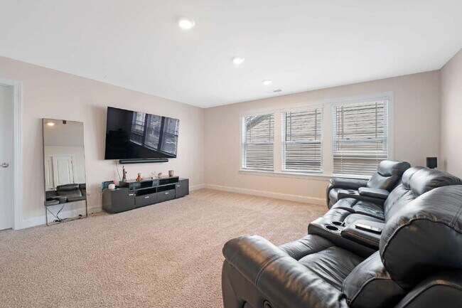 Building Photo - Beautiful Upscale Executive Home with Pool 4B/3Bth with 3,100 sqft