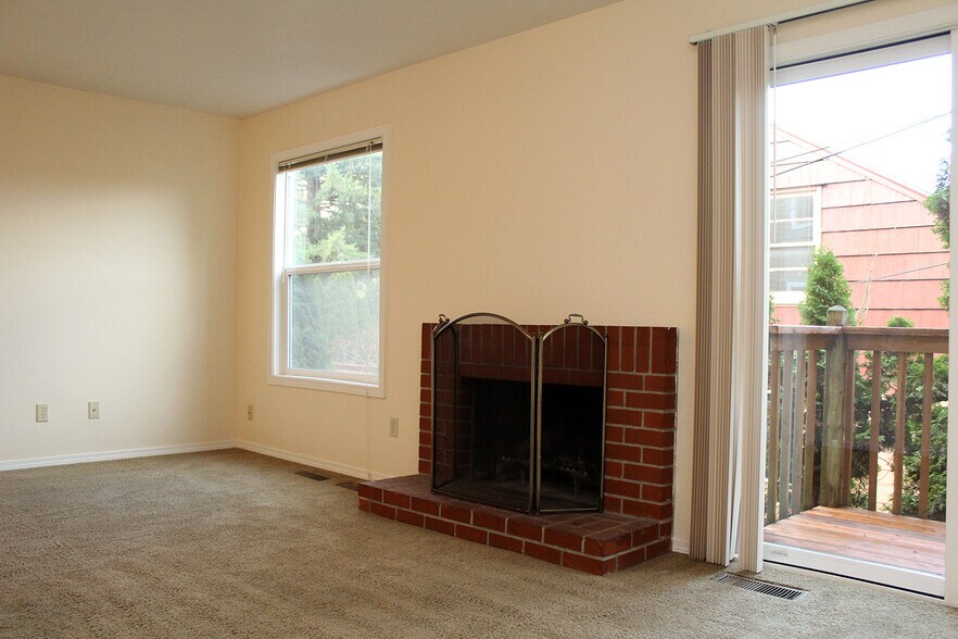 Building Photo - 3805-3805 SE Cesar Estrada Chavez Blvd