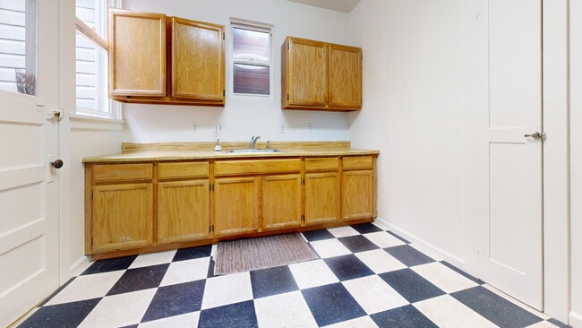 Building Photo - 2233 Judah St