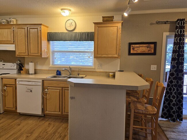Building Photo - Spacious Home Near Mechem
