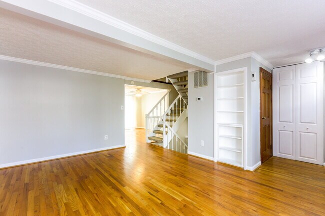 Building Photo - Bright and Spacious Townhome Living Near Reston