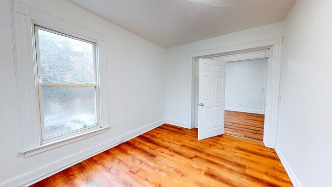 Building Photo - Spacious, Fully Renovated 3BR in Prime Eas...