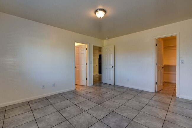 Building Photo - 3330 N Navajo Dr