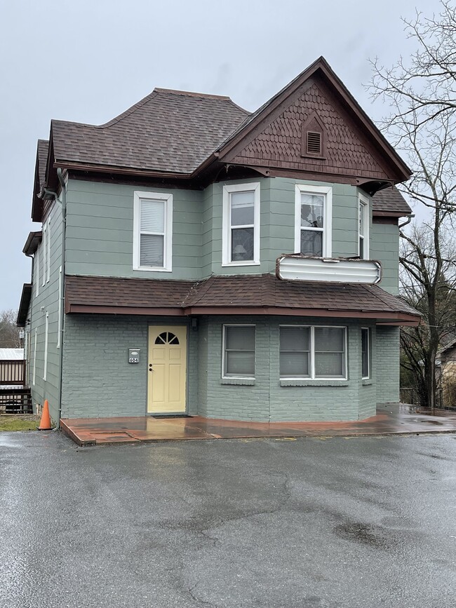 Side entrance with off street parking on left - 604 S Oakwood Ave