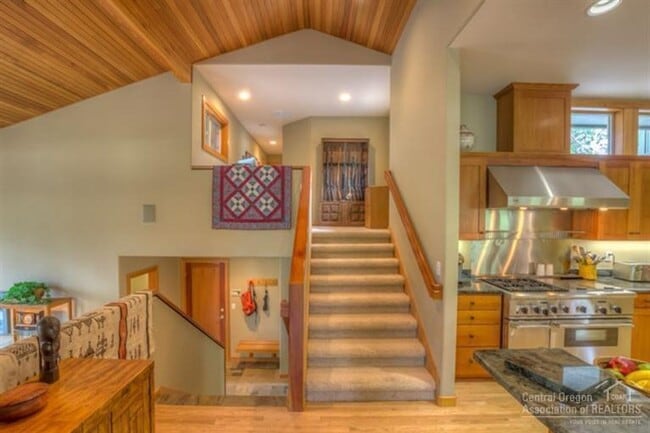 Building Photo - Gated Community in Awbrey Glen
