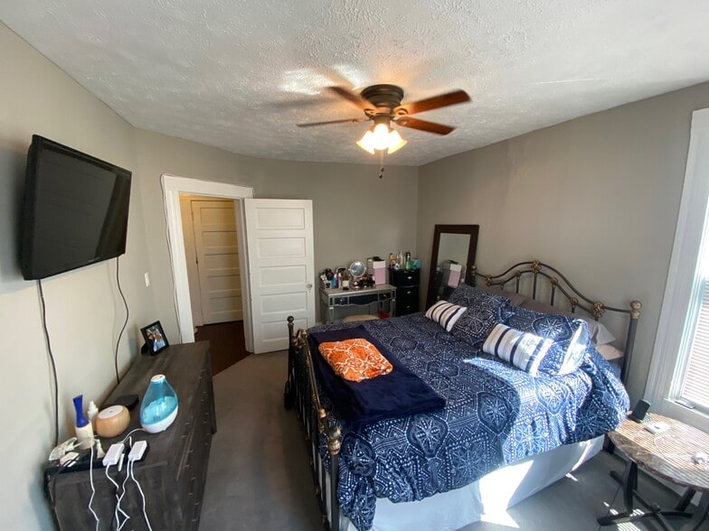 Building Photo - 1425 Hopkins Ave