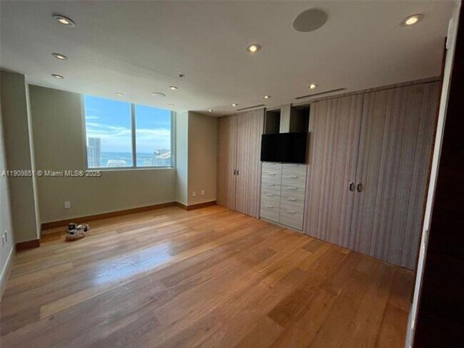 Building Photo - 92 SW 3rd St