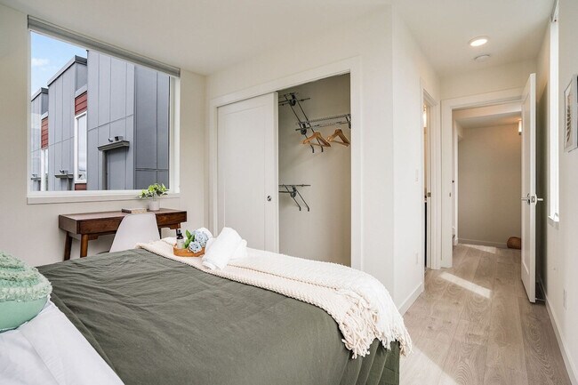 Building Photo - 1414 E Howell St