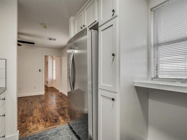 Building Photo - 131 W Acres St