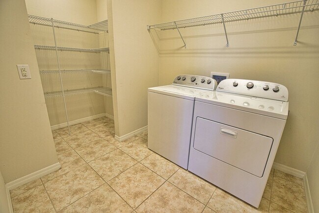 Building Photo - Annual Unfurnished 2 Bedroom 2 Bathroom Ho...