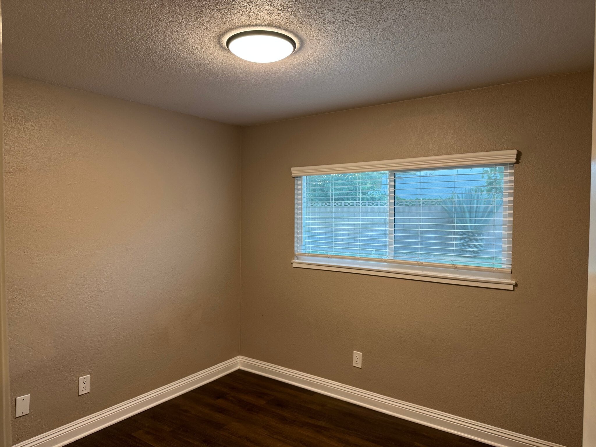 Building Photo - 15840 Rainbow Dr