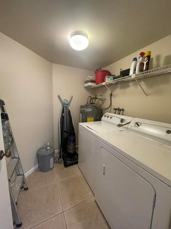 Building Photo - 450 Egret Cir
