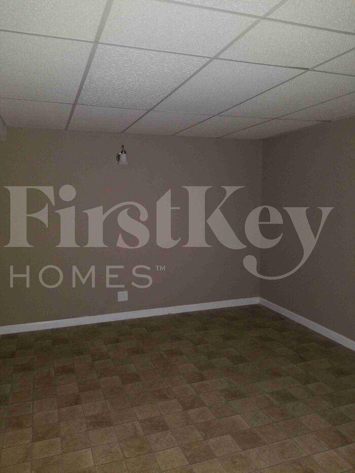 Building Photo - 185 Paramount Dr