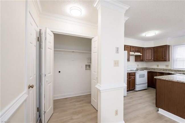 Building Photo - 670 Lord Dunmore Dr