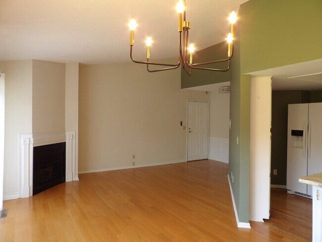 Building Photo - 2 Bed | 2 Bath Third Floor Condo