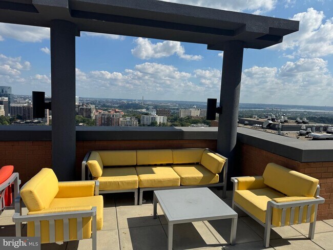 Building Photo - 2000 Clarendon Blvd