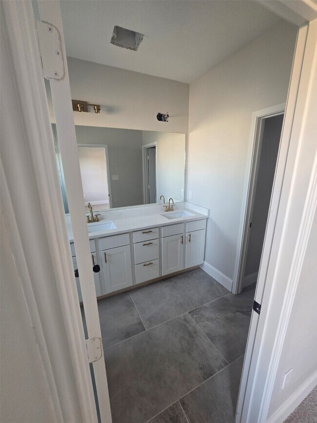 Building Photo - 2207 Des Chaumes St